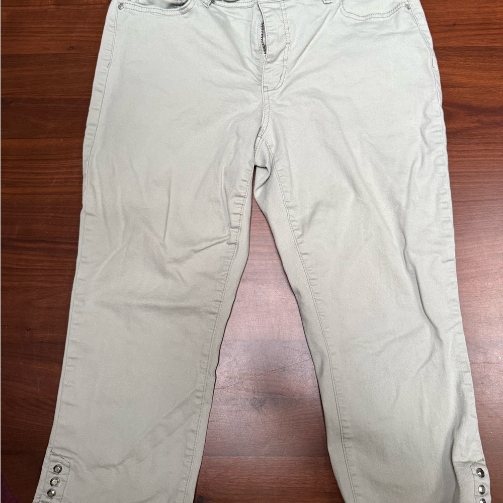 Nine West bedazzled capris size 14